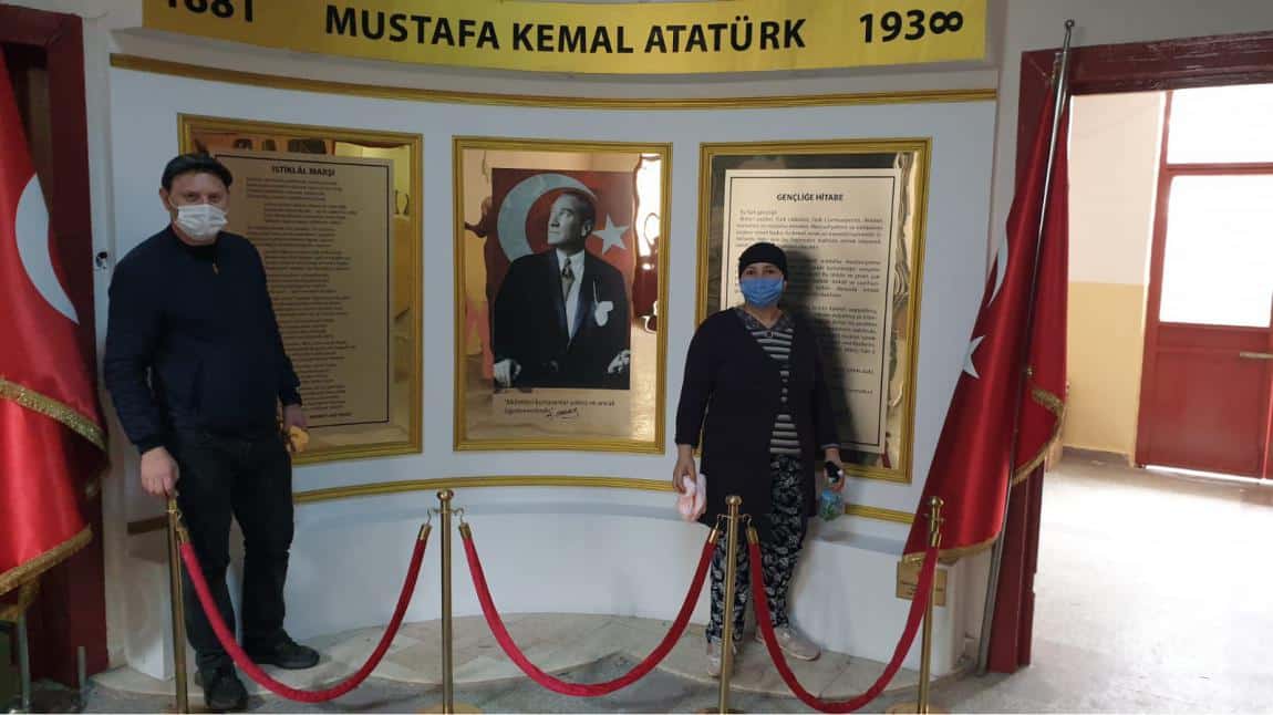 Okulumuzun Atatürk Köşesi ve Şeref Köşesi'nin Bakım ve Tertibi Yapıldı